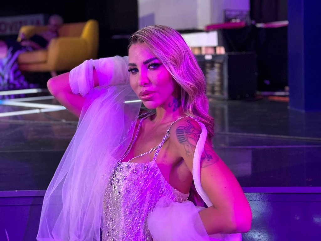 Nekad drugačija, danas nezaustavljiva: Isplivale ŠOK fotografije Aneli Ahmić, evo kako je nekad izgledala! (FOTO)
