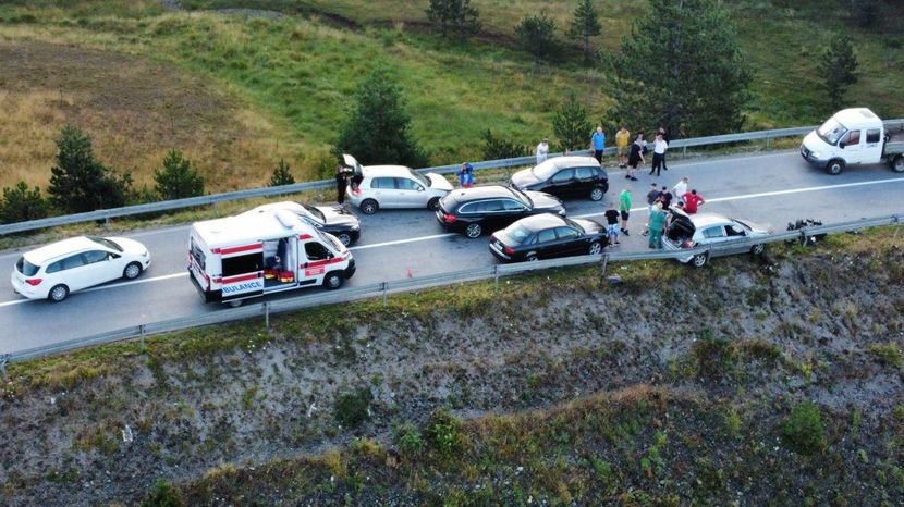 SAOBRAĆAJNA NESREĆA NA PUTU UŽICE - ZLATIBOR Direktan sudar 2 auta, srča posvuda - prolaznici opisali strašnu scenu: 'U trenutku se desilo, jako su se