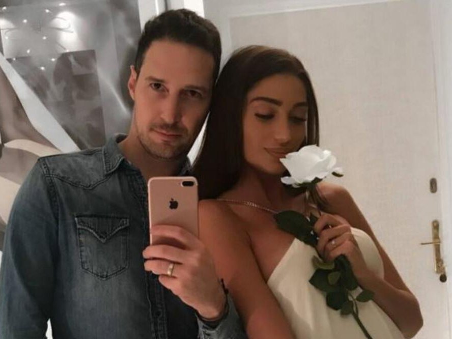 Fatalna brineta (37) ima troje dece sa našim pevačem i TELO BOGINJE: Skinula se, pa napravila pometnju, atributi sevaju (FOTO)