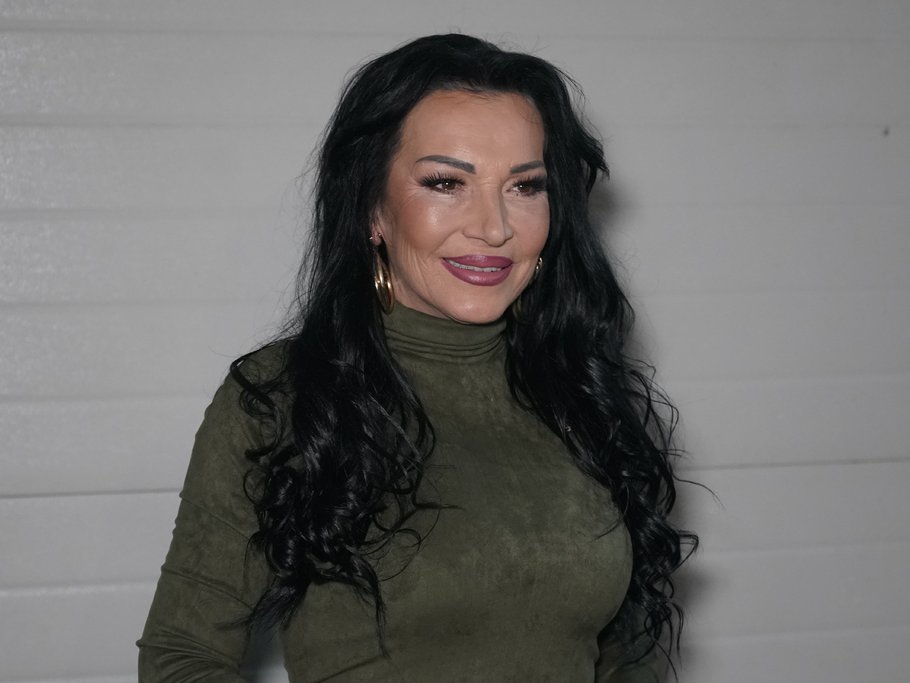 MALOLETNE SU POSTALE MAJKE: Ove pevačice tada su trpele osude okoline, a danas otvoreno i ponosno govore o svojoj odluci