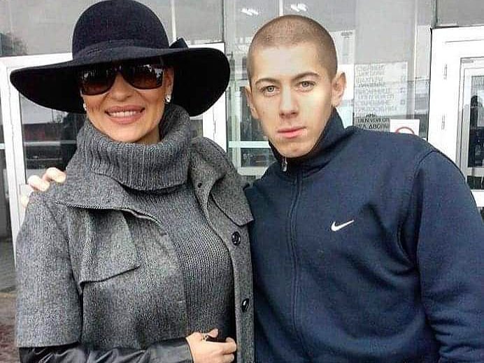 BOŽA DŽONS BIO OPSEDNUT CECOM RAŽNATOVIĆ! Bivši učesnik Farmera uhodio folk zvezdu, kampovao ispred njene kuće jer je umislio da će joj neko nauditi! (FOTO)