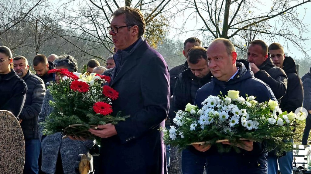 Vučić prisustvovao pomenu Nemanji koji je poginuo u tragediji u Novom Sadu: Postaraću se da stradali nikada ne budu zaboravljeni i da pravda bude zado