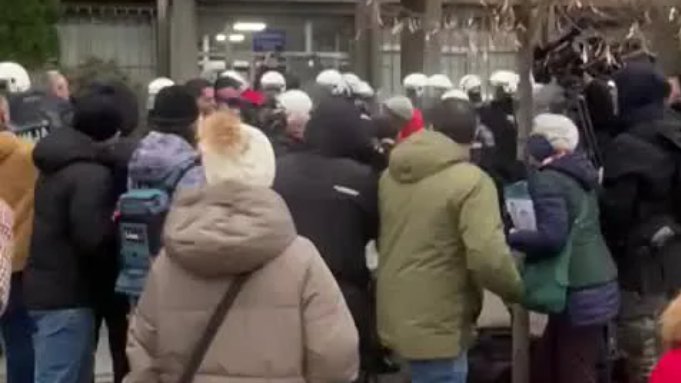 Skandal u Novom Sadu: Demonstranti udaraju i ponižavaju stariju ženu (VIDEO)