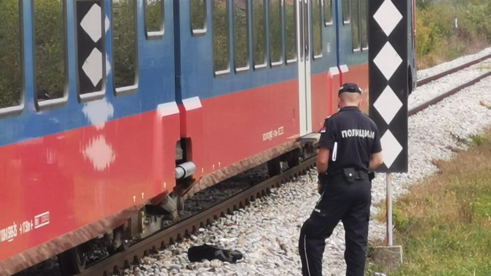 POKUŠALA DA POMOGNE SESTRI, ALI NIJE BILO VREMENA! U Lapovu tuga i muk, na pruzi JEZIVI PRIZOR: Ostali tragovi krvi i razbacana obuća, svi tuguju!