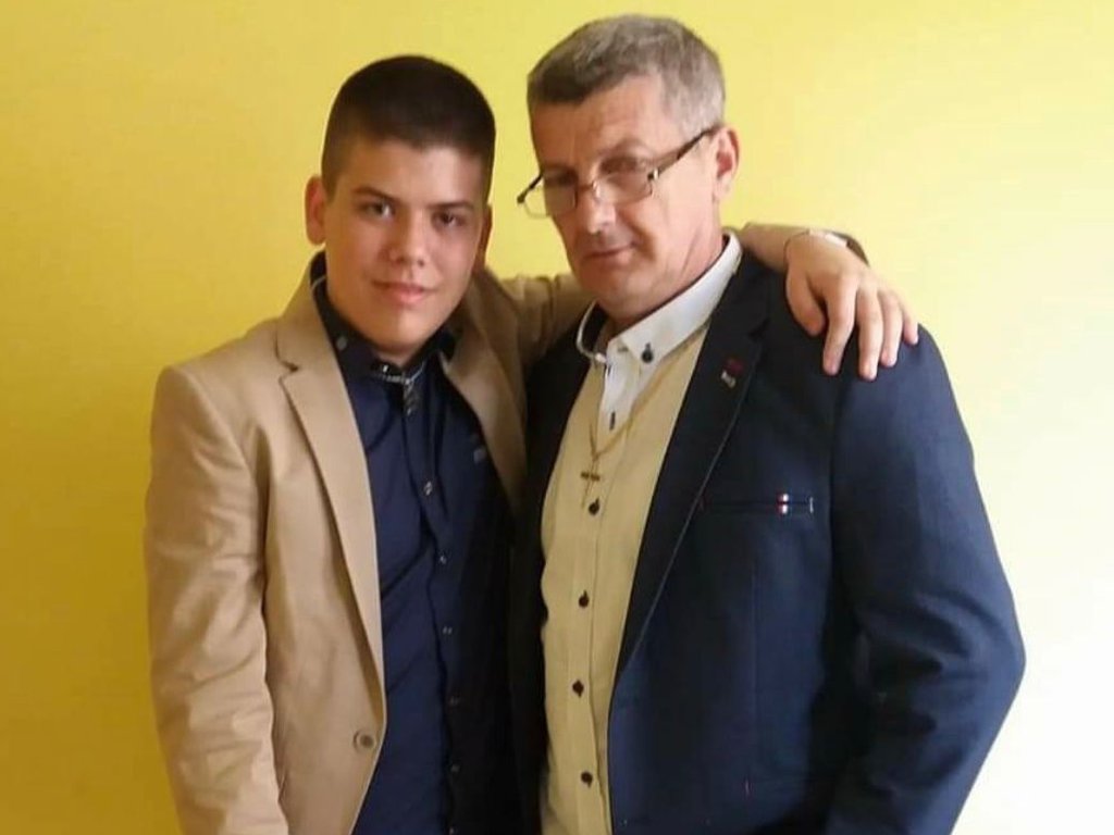 ZAVIRITE U PORODIČNI ALBUM UROŠA STANIĆA: Evo kako je učesnik ELITE izgledao kao dete, a pogledajte i kako mu izgledaju roditelji! (FOTO)