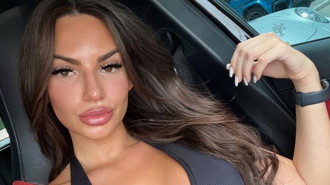 pink.rs | NOVOPAZARKA ŠEJLA ZAVELA NAJJAČEG ČOVEKA NA SVETU! Njene vrele fotke svima pomutile