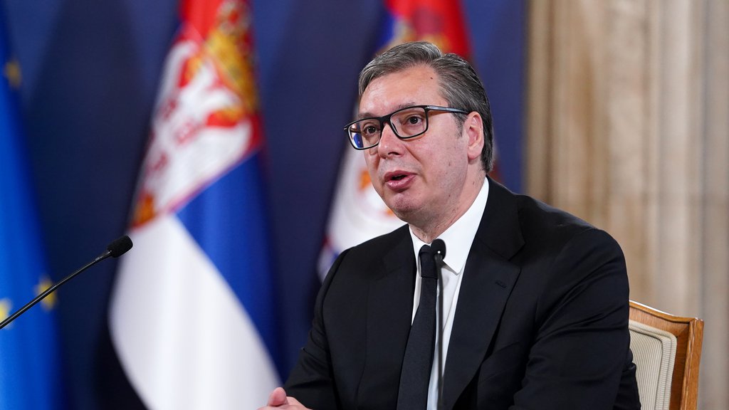 NEPOKOLEBLJIVA I NEPOBEDIVA, ZA VEČNOST ROĐENA! Predsednik Vučić čestitao Dan Republike Srpske Miloradu Dodiku i građanima