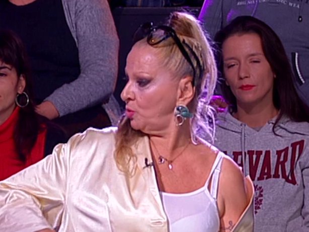 Bizarnije od ovoga ne može! Grofica zgrozila javnost, gnusnim prozivkama ponižava Aneli na društvenim mrežama, ismejala se zbog ćerkinog ABORTUSA (FOTO)