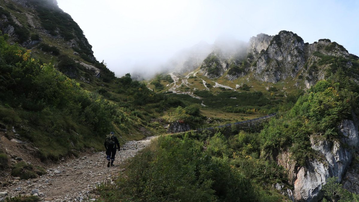 TRAGEDIJA NA RUMIJI: Muškarac preminuo tokom planinarenja, telo evakuisano helikopterom