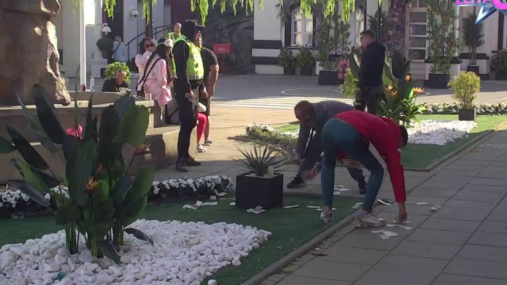 Lete pare na sve strane: Ena i Peja u teškom okršaju zbog kupovine, on je jednom rečenicom izbacio iz koloseka (VIDEO)