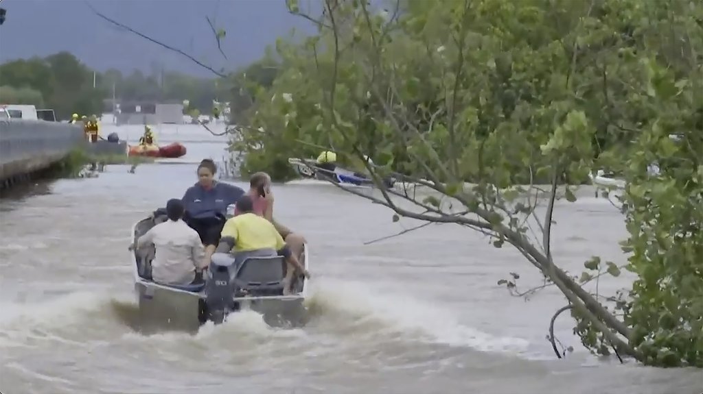 FOTOGRAFIJA KOJA JE OBIŠLA SVET! Hrabra žena je postavila svoje telo kao živi štit da zaštiti ćerku od grada: JEDNA JE MAJKA! (FOTO)