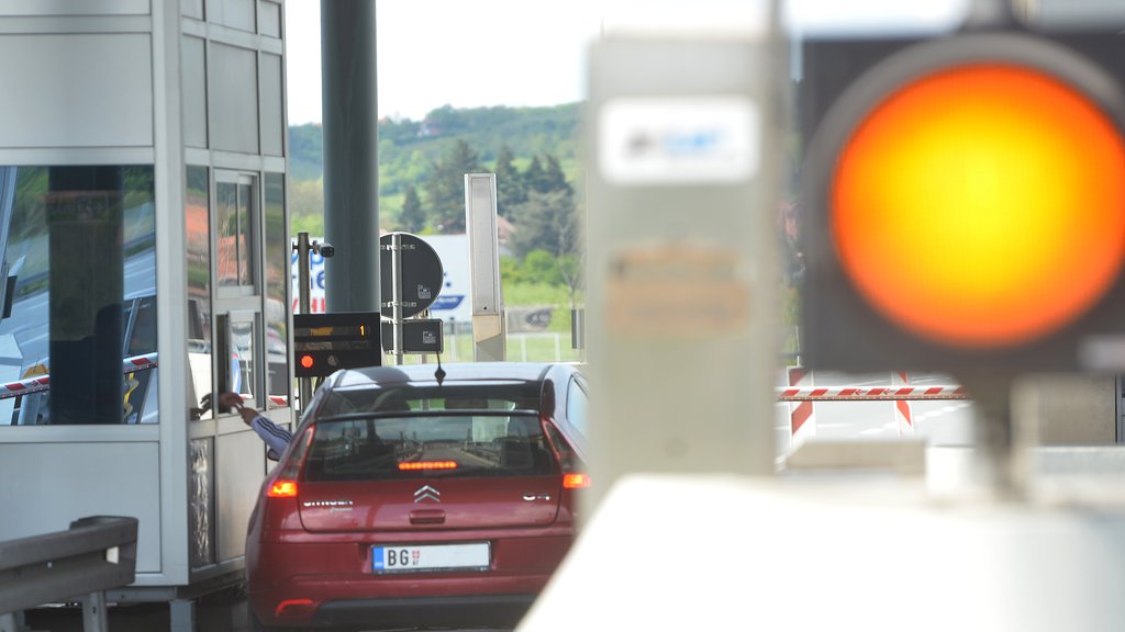 SAOBRAĆAJ SE ODVIJA NESMETANO Putevi Srbije: Do pet centimetara snega na planinskim putevima, oprez zbog mogućnosti poledice