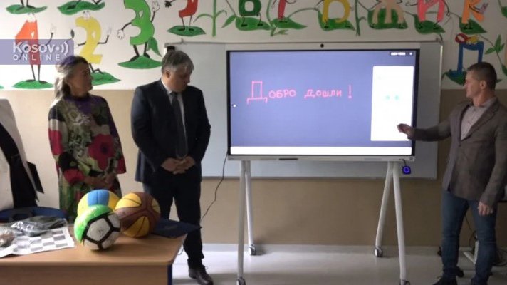 Telekom Srbija na inicijativu predsednika Aleksandra Vučića donirao pametne table, sportske lopte i šahovske table (FOTO + VIDEO)
