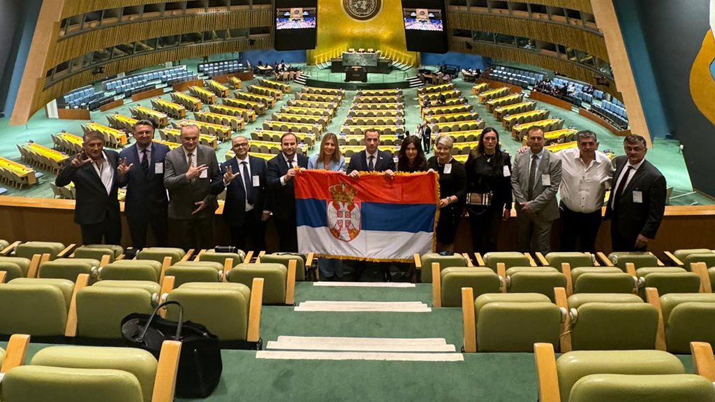 SKANDAL U NJUJORKU! OBEZBEĐENJE UN POKUŠALO DA OTME ZASTAVU SRBIJE ...