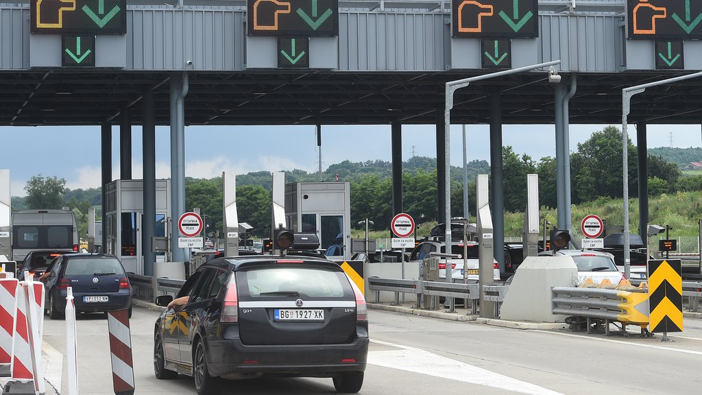 Stanje na putevima: Postoji opasnost od poledice, vozači da paze i na odrone! Teretnjaci na Kelebiji i Batrovcima čekaju dva sata