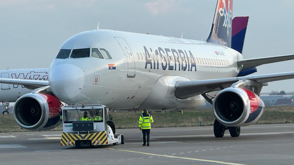 UMRO PUTNIK NA LETU IZ NJUJORKA ZA BEOGRAD Po sletanju aviona na aerodrom 'Nikola Tesla' odmah obaveštena policija