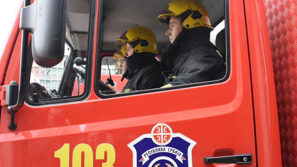 POŽAR U ZGRADI NA BANOVOM BRDU Dim kulja iz stana: Na licu mesta vatrogasci