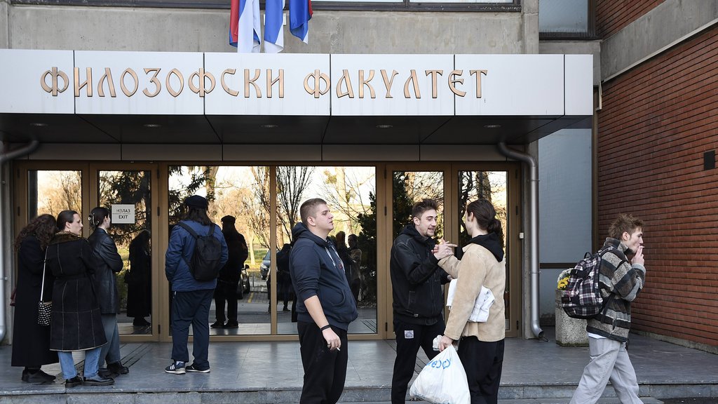 Skandalozno! Porocurio snimak: Evo kako se ponašaju studenti dok čekaju dalje naredbe - mnogima neće biti prijatno  (VIDEO)