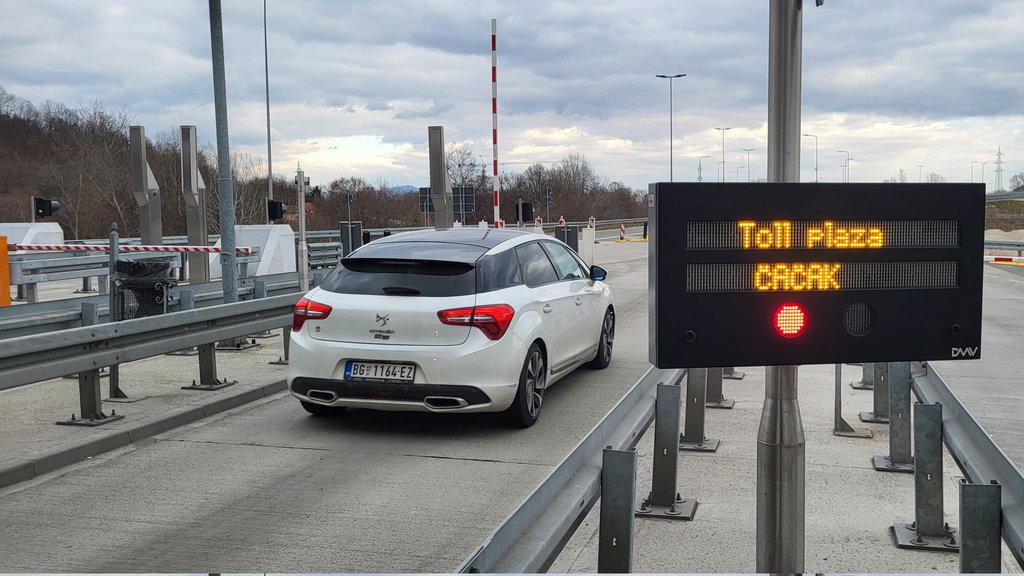 'NA PARKINGU BILI MUŠKARAC I ŽENA KOJA JE PLAKALA'Čačanin doživeo jezivu situaciju: 'Skinuo prsten i stavio mi ga u ruku' Narednog jutra saznanje ga j