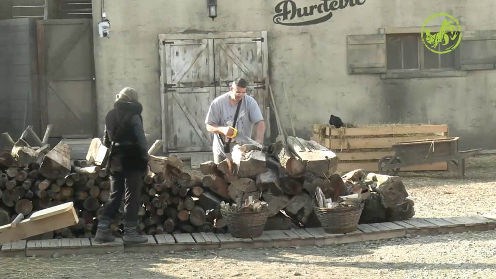 OPRAVDAO TITULU NAJVREDNIJEG! Dok ostali odmaraju, Kristijan marljivo cepa drva za sve - OVA cimerka se jedina ponudila da mu POMOGNE! (VIDEO)