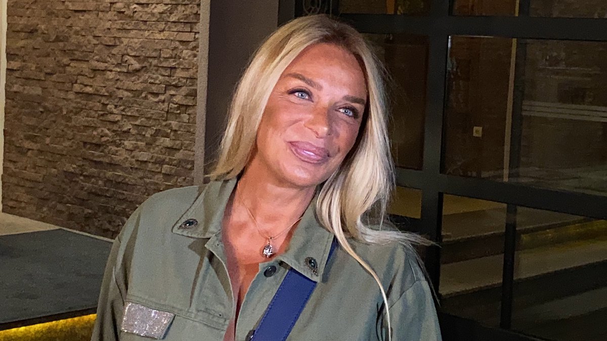 PEVAČICA NOSI GARDEROBU STARU 30 GODINA: Svaki komad koji je tada dobro plaćen vredi i sada! Ovo je njen trik da se sakriju kilogrami