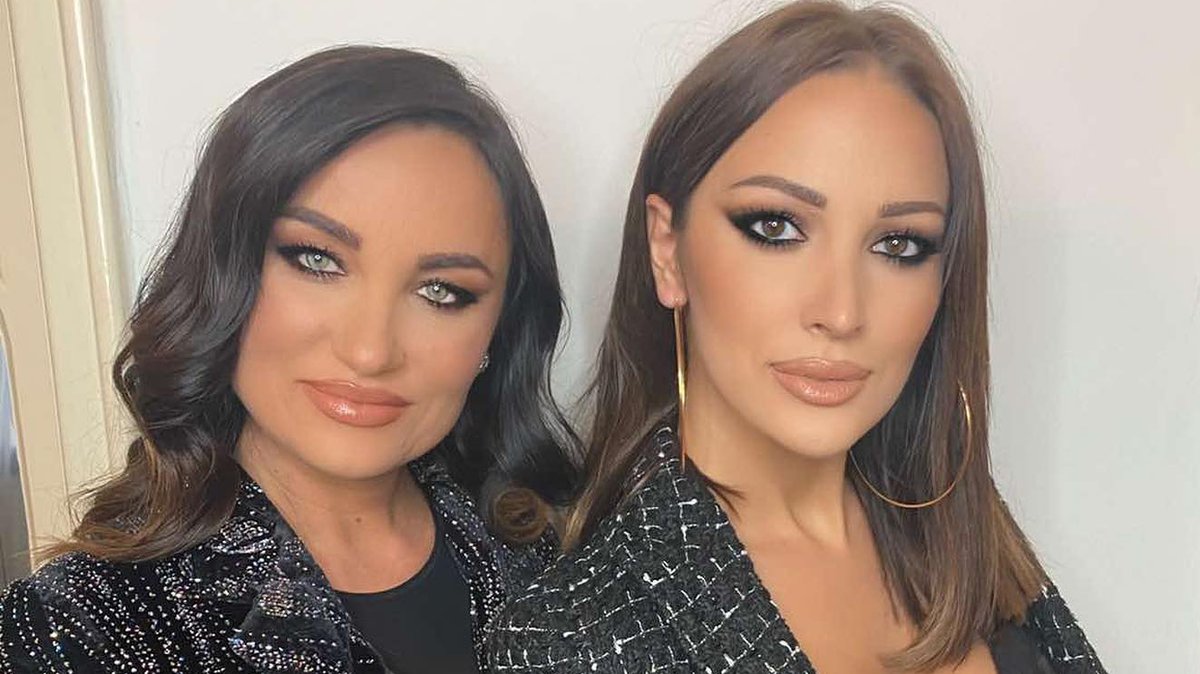 AVION! SKINULA SE PRIJINA MAJKA (52) Trljaćete oči kad vidite kako joj stoji bikini! (FOTO)