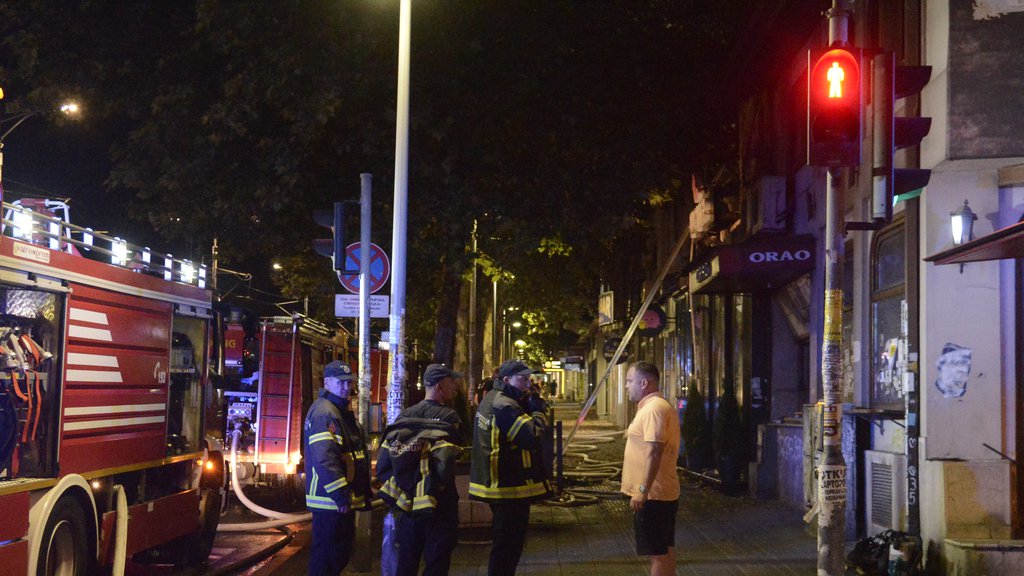 Detalji drame na Banovom brdu: Požar izbio u sobi, pa zahvatio 2 sprata, stanari evakuisani