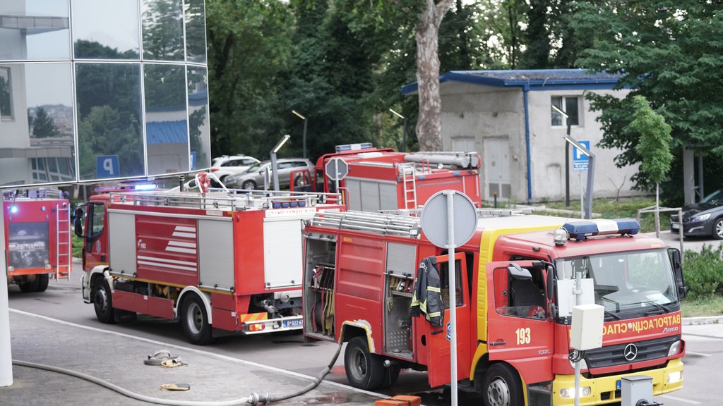 DRAMA U SURČINU! Dvanaest vatrogasnih vozila JURI ka Boljevcima, sirene odzvanjaju ulicama