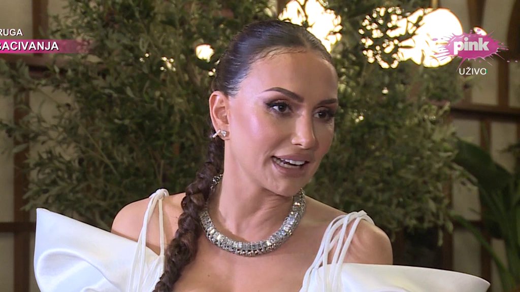 Emina Jahović zapalila mreže novom fotkom: Pozirala u helankama i golim stomakom, svaki mišić joj se ocrtava