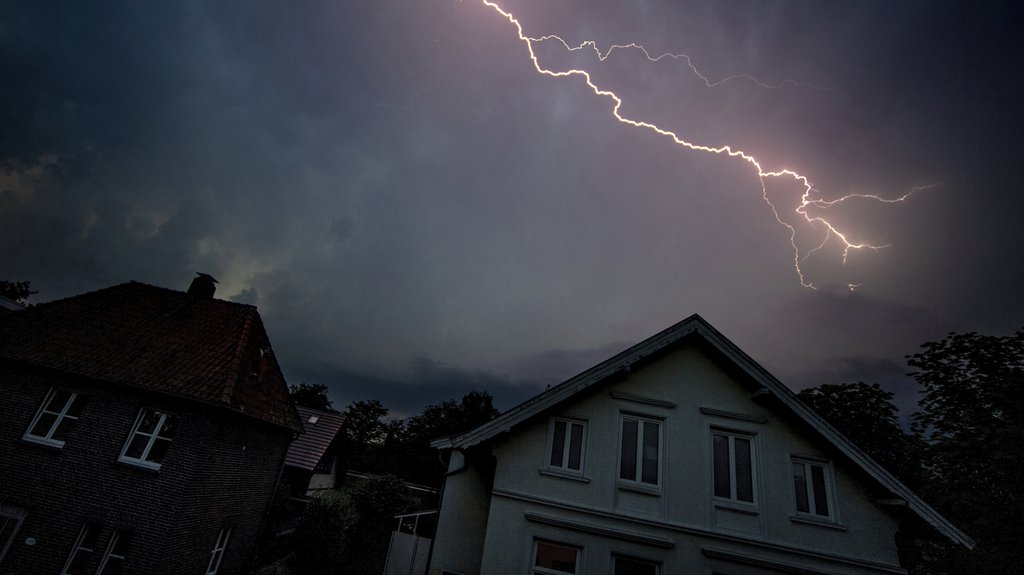 ŽESTOKA OLUJA PUSTOŠI EVROPU! Nevreme čupa drveće, blokirana infrastruktura, u Holandiji OTKAZANI LETOVI: Udari vetra i do 120 kilometara na sat (FOTO