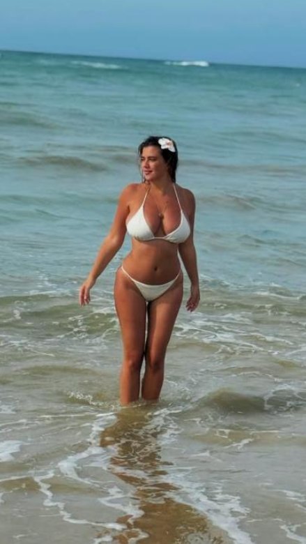 OVAKVU KIJU NISTE JOŠ VIDELI! Kockareva obukla beli bikini i napravila haos na mrežama (FOTO)