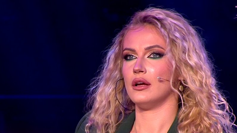 OVO NISTE IMALI PRILIKU DA VIDITE NA KAMERAMA: Pogledajte prvu reakciju Milice Veličković kad je sinoć ugledala Terzu i Sofiju na bini pred njihov nastup na Elitoviziji! (VIDEO)