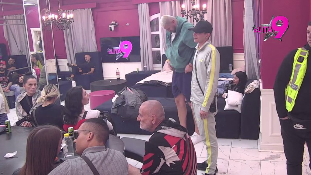 Ori se Bela kuća! Aneli na stubu srama jer je prikazano kako dodiruje Đukića stopalima, nastao haos (VIDEO)