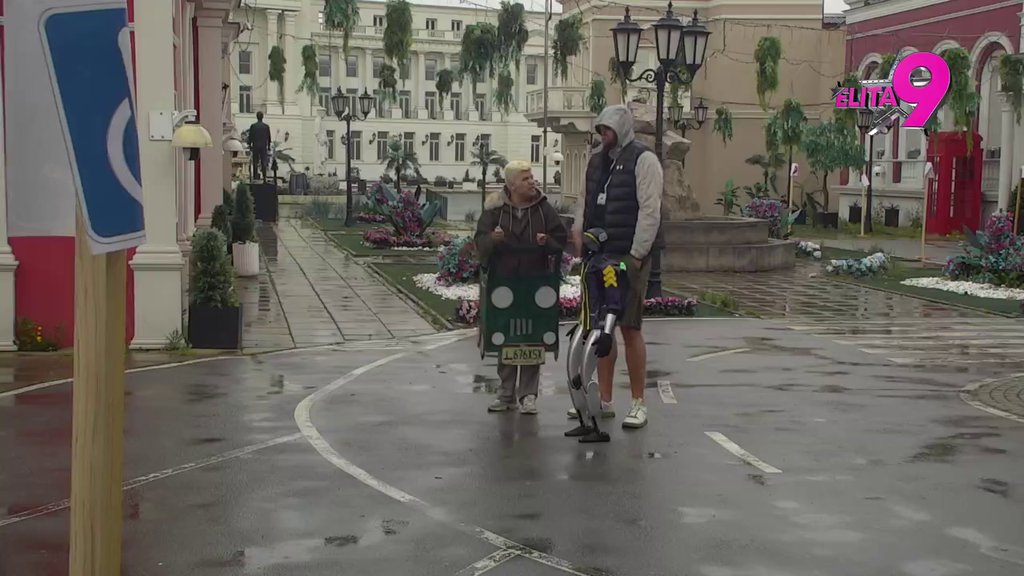 Poplava u putu: Uroš Stanić nasmejao Tošu, evo kako se snalazi sa znakovima u saobraćaju! (VIDEO)