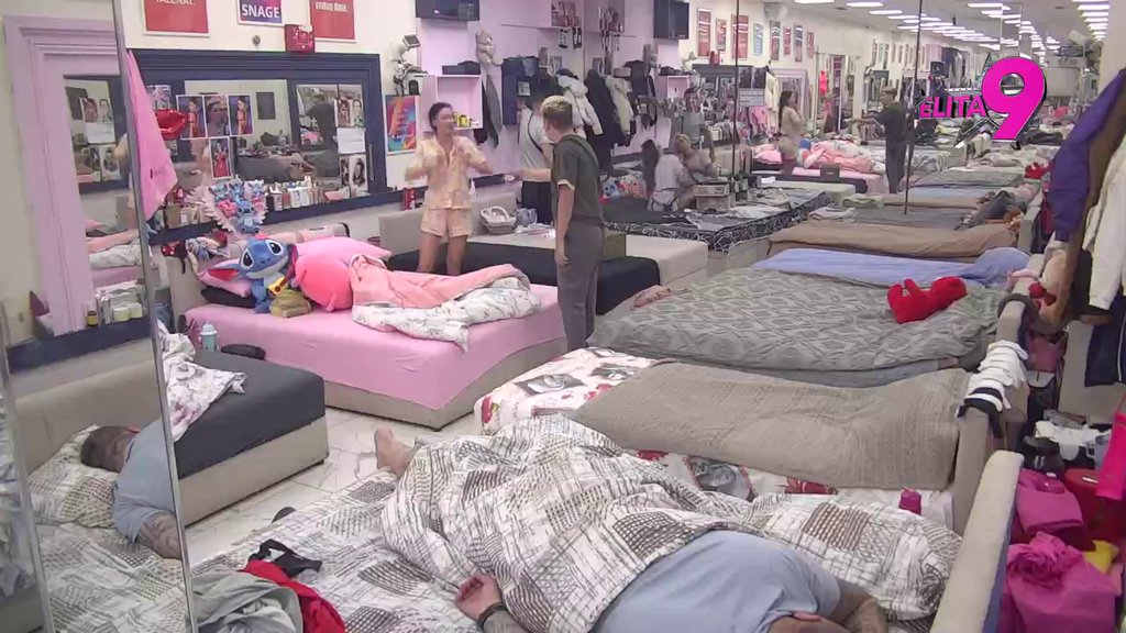 Obezbeđenje DOLETELO BRZINOM SVETLOSTI! Novi haos Uroša i Maje trese Belu kuću, ona ga PLJUNULA POSRED FACE! (VIDEO)