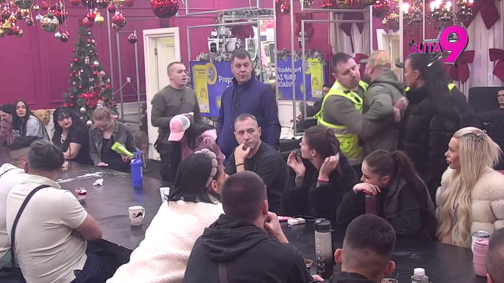 LETI PERJE! Luka skočio preko stola u nameri da dohvati Daču, obezbeđenje ga udaljilo! (VIDEO)