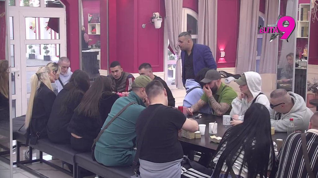 Isponižavala si me, a puna si kompleksa: Bora završio podelu izlaganjem o Anastasiji, ona ga gađala parama! (VIDEO)