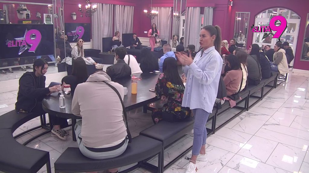 TI SI PI*KOPAĆENIK, A GOVORIŠ DA NE VOLIŠ STARIJE ŽENE! Kačavenda oplela po Anđelu zbog ekplicitnih poruka koje joj je slao, on joj obrusio: POKUŠAVAŠ DA SE OPRAVDAŠ! (VIDEO)