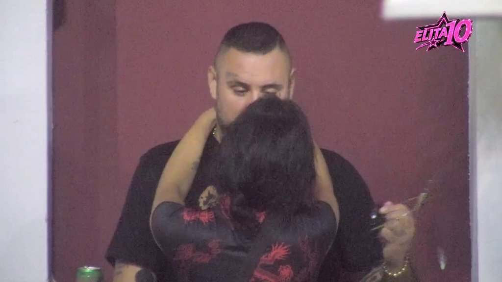 Žurka za pamćenje! Poršelina i Leon zapalili scenu PRLJAVIM PLESOM, Laura pokušala da smuva Mateju, Karića i Cara, popila KORPU ZA KORPOM, Uroš prolio reku suza bog Karla