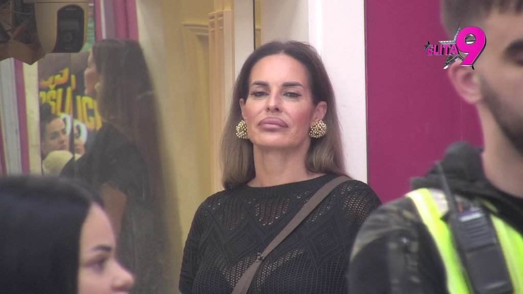 METEŽ U BELOJ KUĆI: Jovana pevačica osula RAFALNU PALJBU po Janjušu, on zapenio jer je sklopila PAKT sa Kačavendom protiv njega! (VIDEO)