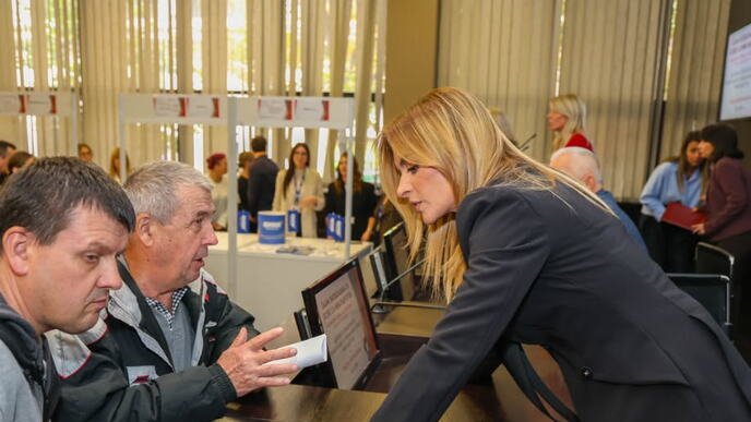RAD NE SME DA BUDE PRIVILEGIJA! Ministarka Stamenkovski otvorila Sajam zapošljavanja na Vračaru: Svako zaslužuje šansu!