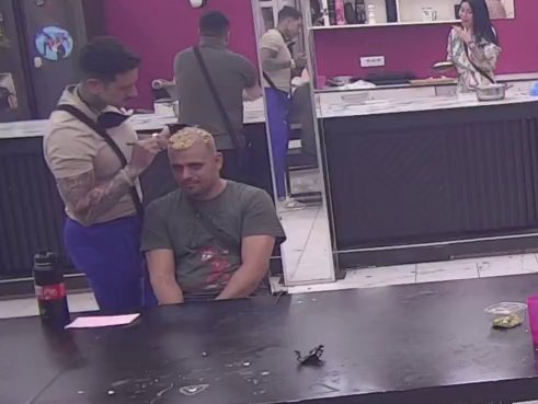 Dobro došli u frizerski salon Đukić! Filip prefarbao Boru, evo kako je ispalo! (VIDEO)