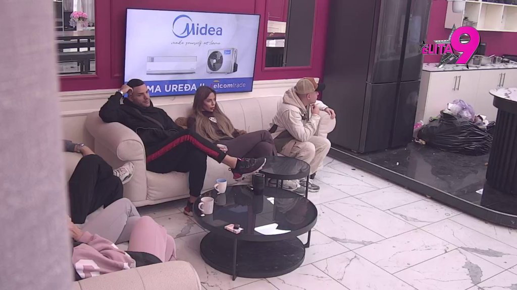 SATERANA U ĆOŠAK?! Dača progovorio o Majinoj bliskosti sa Đukićem, ona na OVAJ način stavila svima do znanja da ga ne gleda kao druga?! (VIDEO)