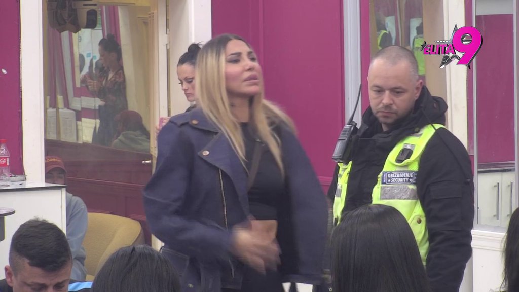 Karambol epskih razmera! Asmin i Aneli ponovo zaratili, pljušte uvrede: Obrukali smo je kao otac i majka, ali... (VIDEO)