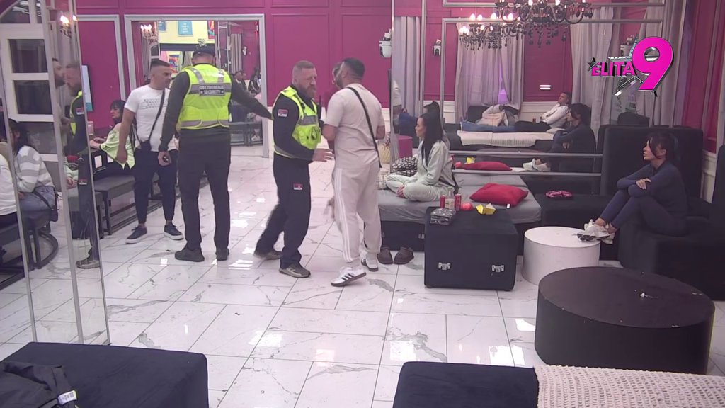 OBEZBEĐENJE NAPRAVILO ŽIVI ZID! Asmin prozvao Bebicu da juri za Teodorom, on mu nije ostao dužan pa mu poručio: Majin Leo, a ona mu napisala na krevetu da je... (VIDEO)