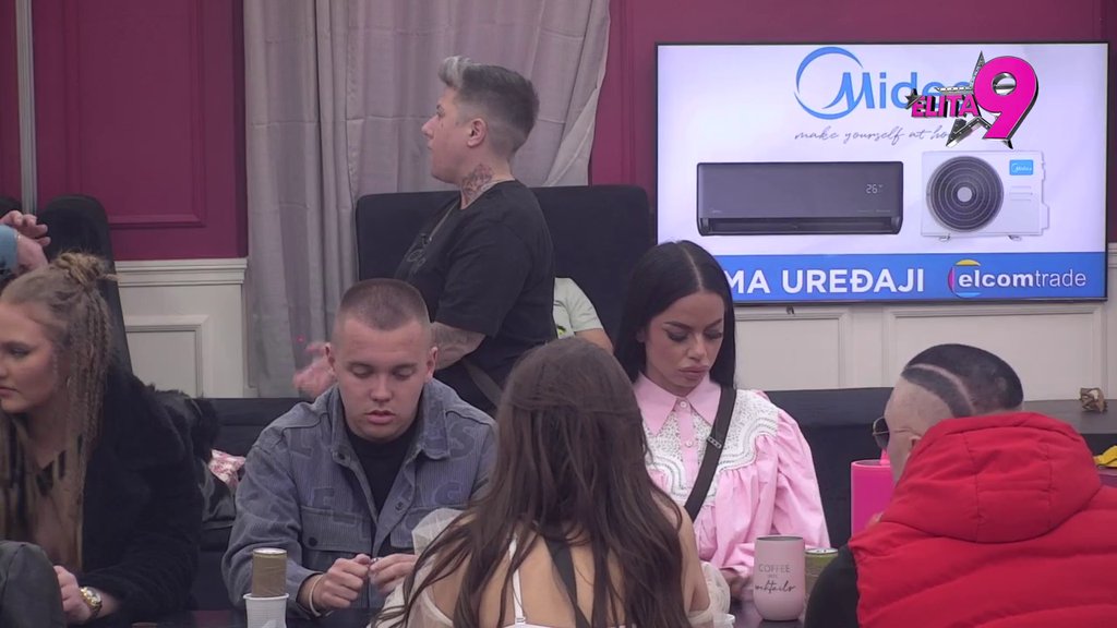 Haos za stolom! Matora urnisala Asmina, Aneli i Maju u paketu, Mića ponizio Durdžića: Mali starletanu... (VIDEO)