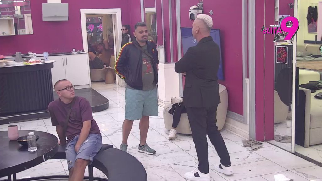 Više emocija imamo ti i ja nego sa Anastasijom: Bora kipti od besa zbog uspomena i povezivanja sa Urošem, pokušava na sve načine da se opere! (VIDEO)