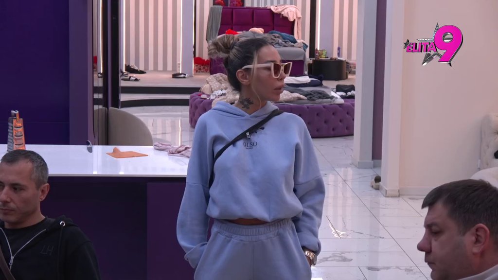 Bitno joj je da ujutru skače, da snima klipove za p*rnhab, a ne njen sin! Aneli rešila da Anitu zakuca za dno! (VIDEO)