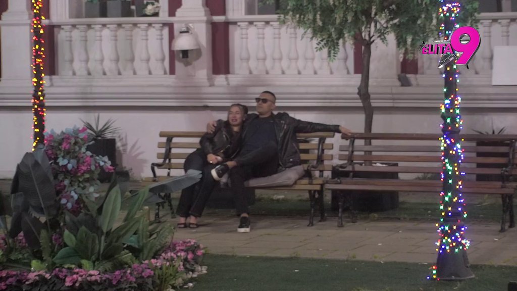 Ne znam šta joj nije jasno?! Sara kuka i plače na sav glas zbog majke, utehu pronašla na Muratovom ramenu (VIDEO)