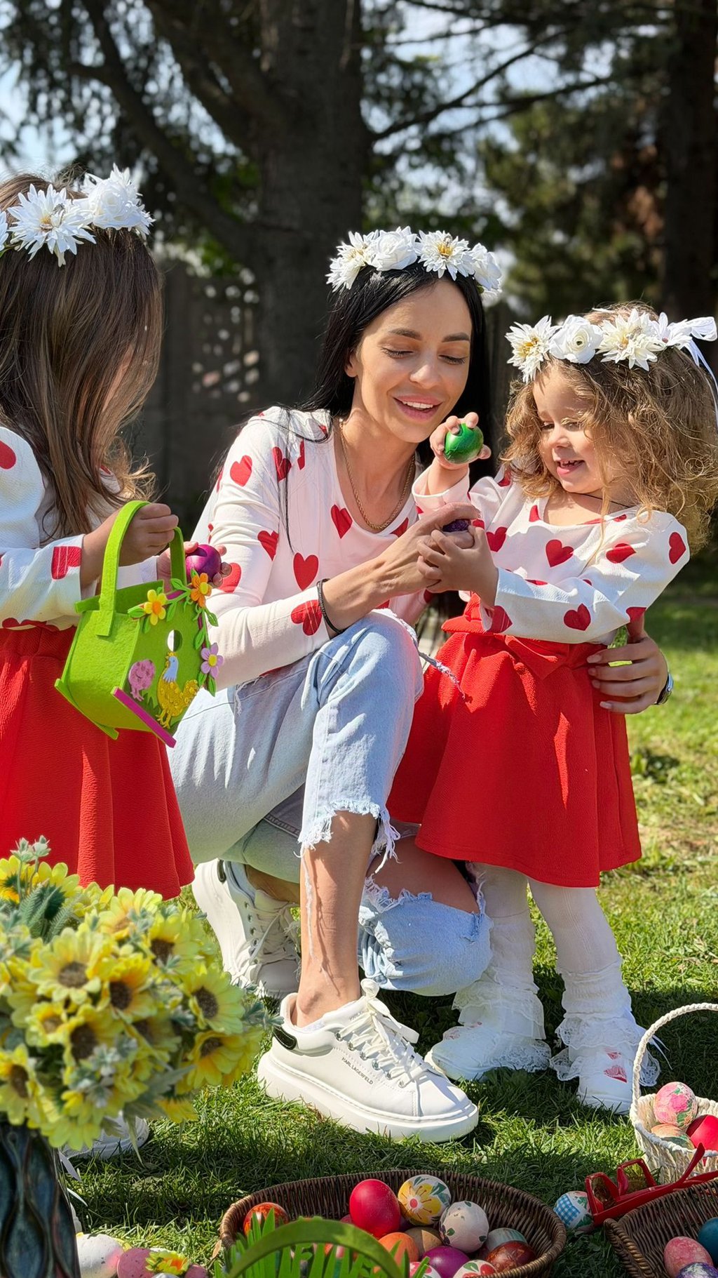 Porodična idila kod Vuletića: Pogledajte kako Jelena i Mladen slave Vaskrs sa ćerkama! Ispoštavali sve običaje, a na ove fotke niko ne ostaje ravnodušan!
